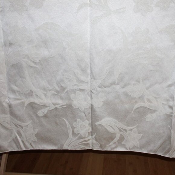 Floral Off White Tablecloth Holiday Christmas 72 x 80 Table Linens - Picture 5 of 5